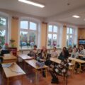 Zdjęcie przedstawia rodziców dzieci oraz nauczycieli podczas spotkania profilaktycznego, które odbyło się w szkole.