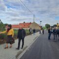 Na fotografii znajdują się członkowie Komisji Stałych Rady Gminy Przemęt idący wzdłuż chodnika.