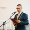 Na zdjęciu wójt przemawiający do uczestników uroczystości.