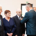 Na zdjęciu wójt przypinający jubilatom Medale za Długoletnie Pożycie Małżeńskie.