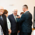 Na zdjęciu wójt przypinający jubilatom Medale za Długoletnie Pożycie Małżeńskie.