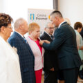 Na zdjęciu wójt przypinający jubilatom Medale za Długoletnie Pożycie Małżeńskie.