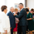 Na zdjęciu wójt przypinający jubilatom Medale za Długoletnie Pożycie Małżeńskie.