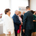 Na zdjęciu wójt składający gratulacje jubilatom poprzez uścisk dłoni.