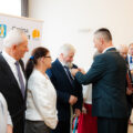Na zdjęciu wójt przypinający jubilatom Medale za Długoletnie Pożycie Małżeńskie.