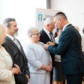 Na zdjęciu wójt przypinający jubilatom Medale za Długoletnie Pożycie Małżeńskie.