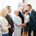 Na zdjęciu wójt składający gratulacje jubilatom poprzez uścisk dłoni.