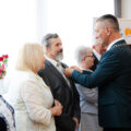 Na zdjęciu wójt przypinający jubilatom Medale za Długoletnie Pożycie Małżeńskie.