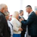 Na zdjęciu wójt przypinający jubilatom Medale za Długoletnie Pożycie Małżeńskie.
