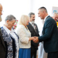 Na zdjęciu wójt składający gratulacje jubilatom poprzez uścisk dłoni.