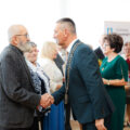 Na zdjęciu wójt składający gratulacje jubilatom poprzez uścisk dłoni.