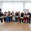 Wspólne zdjęcie jubilatów z podarunkami. Na zdjęciu znajdują się również wójt, przewodnicząca rady GP, pracownicy wydziału stanu cywilnego z Urzędu Gminy w Przemęcie, radny Piotr Kokornaczyk oraz sołtys Bogusław Tomiak.