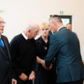 Na zdjęciu wójt składający gratulacje jubilatom poprzez uścisk dłoni.