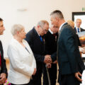 Na zdjęciu wójt składający gratulacje jubilatom poprzez uścisk dłoni.