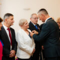 Na zdjęciu wójt przypinający jubilatom Medale za Długoletnie Pożycie Małżeńskie.