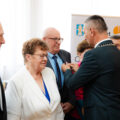 Na zdjęciu wójt przypinający jubilatom Medale za Długoletnie Pożycie Małżeńskie.