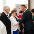 Na zdjęciu wójt przypinający jubilatom Medale za Długoletnie Pożycie Małżeńskie.