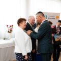 Na zdjęciu wójt przypinający jubilatom Medale za Długoletnie Pożycie Małżeńskie.