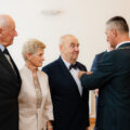 Na zdjęciu wójt przypinający jubilatom Medale za Długoletnie Pożycie Małżeńskie.