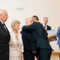 Na zdjęciu wójt składający gratulacje jubilatowi.