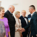 Na zdjęciu wójt składający gratulacje jubilatom poprzez uścisk dłoni.