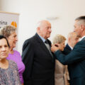 Na zdjęciu wójt przypinający jubilatom Medale za Długoletnie Pożycie Małżeńskie.