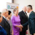 Na zdjęciu wójt składający gratulacje jubilatom poprzez uścisk dłoni.