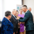 Na zdjęciu wójt przypinający jubilatom Medale za Długoletnie Pożycie Małżeńskie.
