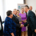 Na zdjęciu wójt składający gratulacje jubilatom poprzez uścisk dłoni.