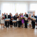 Wspólne zdjęcie jubilatów z podarunkami. Na zdjęciu znajdują się również wójt, przewodnicząca rady GP, pracownicy wydziału stanu cywilnego z Urzędu Gminy w Przemęcie, radny Piotr Kokornaczyk oraz sołtys Bogusław Tomiak.