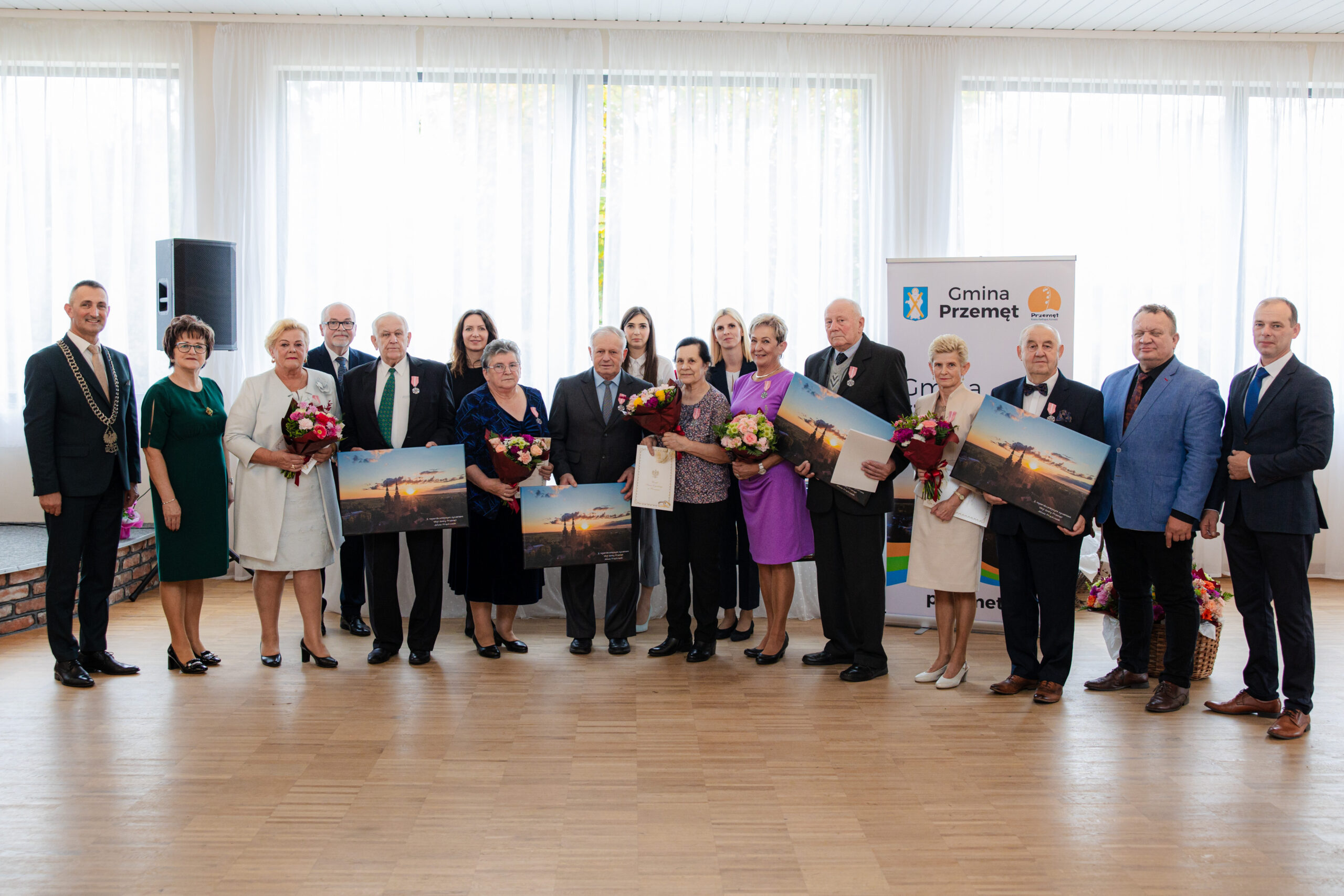 Wspólne zdjęcie jubilatów z podarunkami. Na zdjęciu znajdują się również wójt, przewodnicząca rady GP, pracownicy wydziału stanu cywilnego z Urzędu Gminy w Przemęcie, radny Piotr Kokornaczyk oraz sołtys Bogusław Tomiak.