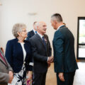 Na zdjęciu wójt składający gratulacje jubilatom poprzez uścisk dłoni.