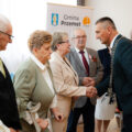 Na zdjęciu wójt składający gratulacje jubilatom poprzez uścisk dłoni.