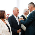 Na zdjęciu wójt przypinający jubilatom Medale za Długoletnie Pożycie Małżeńskie.