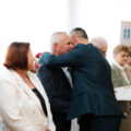 Na zdjęciu wójt składający gratulacje jubilatowi.