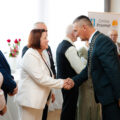 Na zdjęciu wójt składający gratulacje jubilatom poprzez uścisk dłoni.