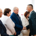 Na zdjęciu wójt składający gratulacje jubilatom poprzez uścisk dłoni.