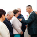 Na zdjęciu wójt przypinający jubilatom Medale za Długoletnie Pożycie Małżeńskie.