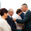 Na zdjęciu wójt przypinający jubilatom Medale za Długoletnie Pożycie Małżeńskie.