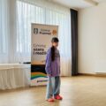 Na zdjęciu dziewczyna przygotowująca się do występu artystycznego na scenie.