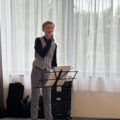Na zdjęciu chłopak śpiewający na scenie.