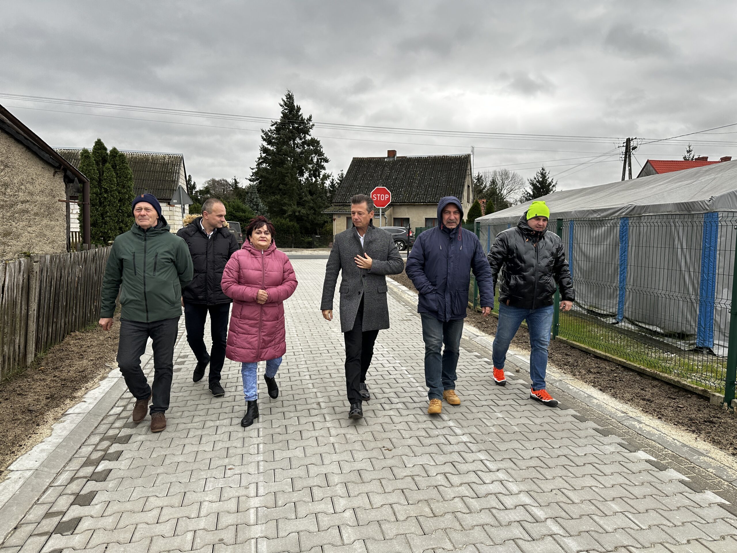 Zdjęcie zrobiono podczas odbioru drogi. Na zdjęciu zastępca wójta, sołtys oraz wykonawcy drogi.