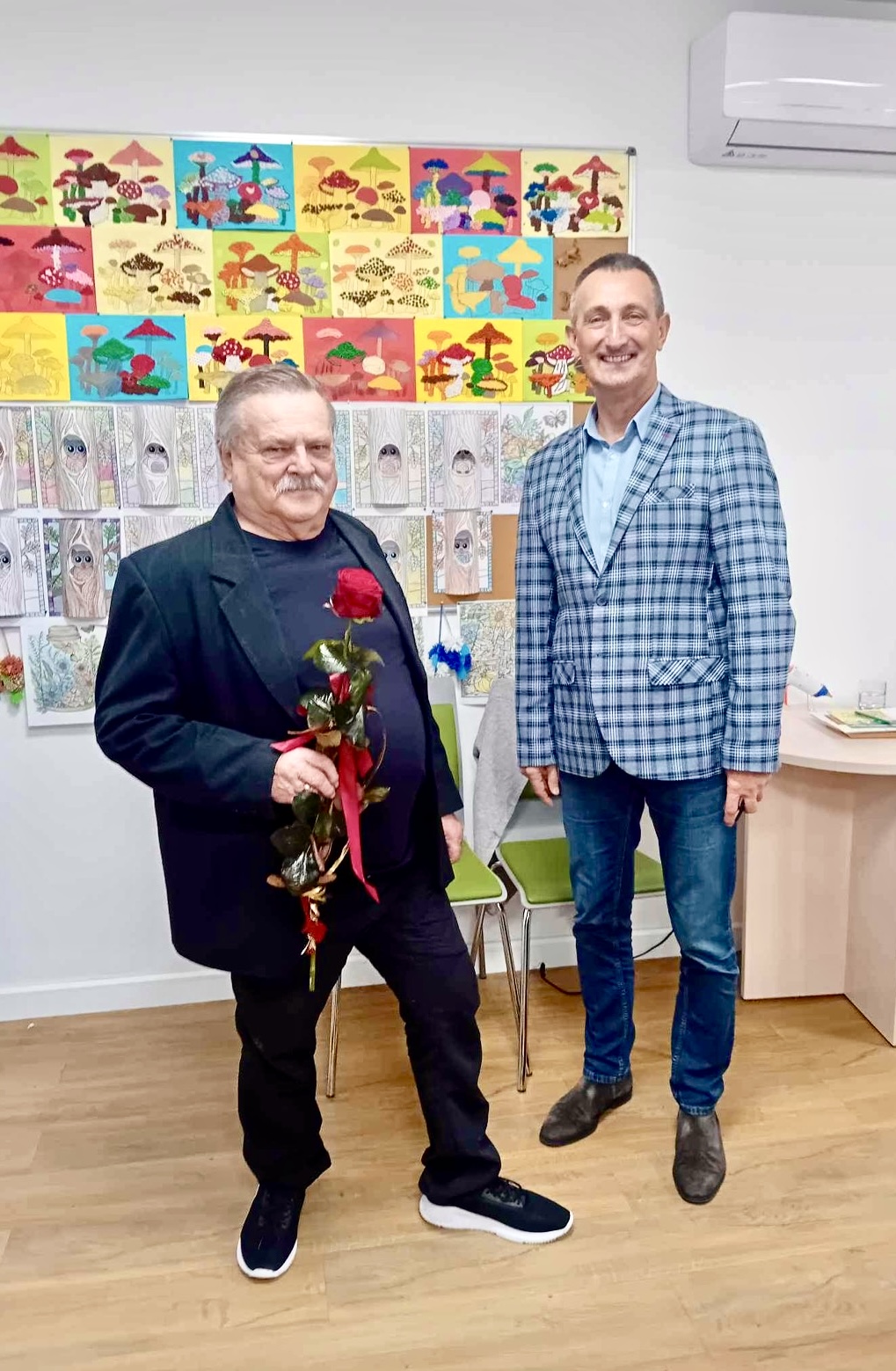 Na zdjęciu Wójt Gminy Przemęt z Panem Zbigniewem, który trzyma w ręce czerwoną różę.