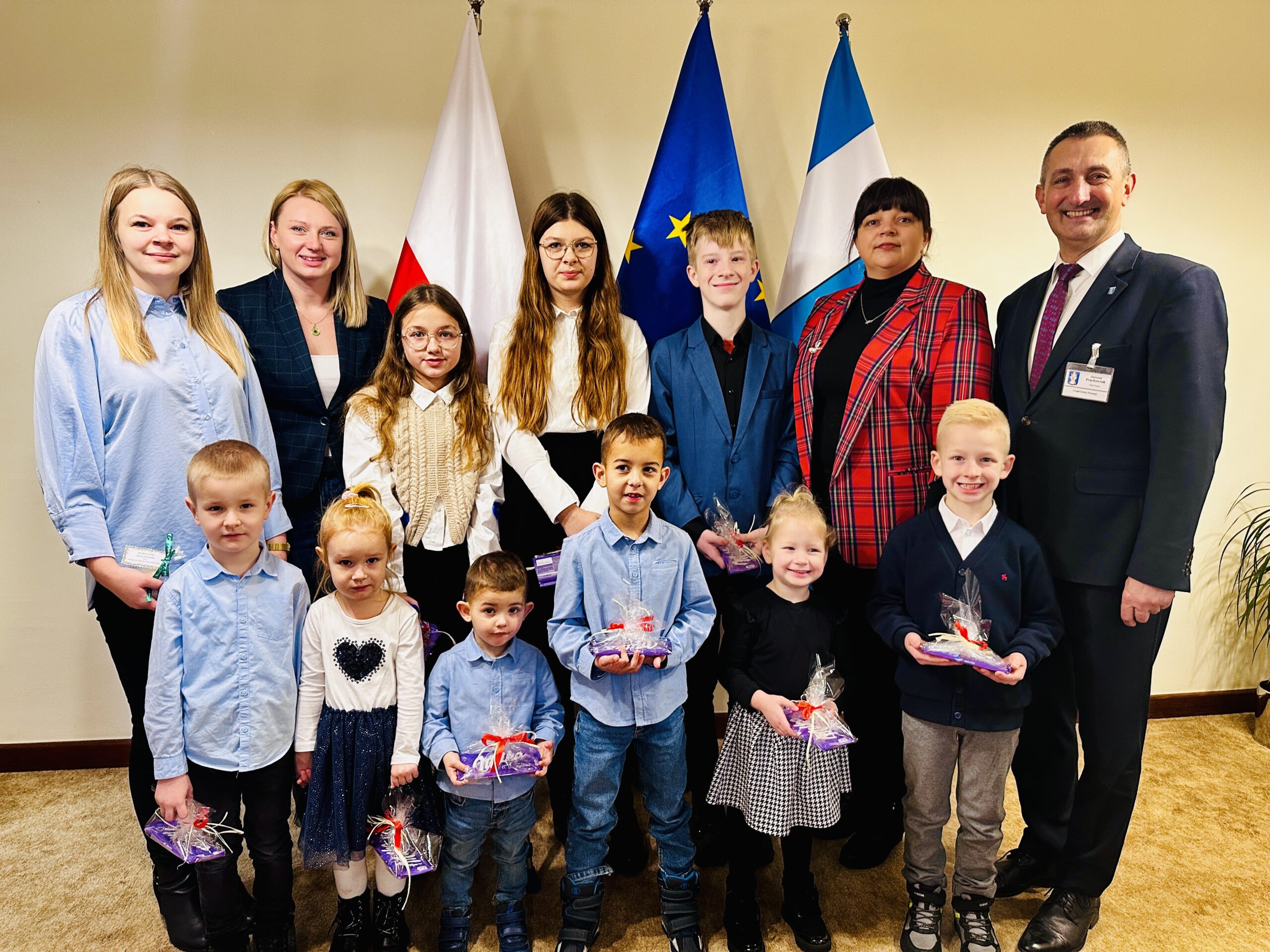 Zdjęcie przedstawia Wójta Gminy Przemęt wraz z dziećmi i młodzieżą z Zespołu Szkolno-Przedszkolnego w Starkowie.