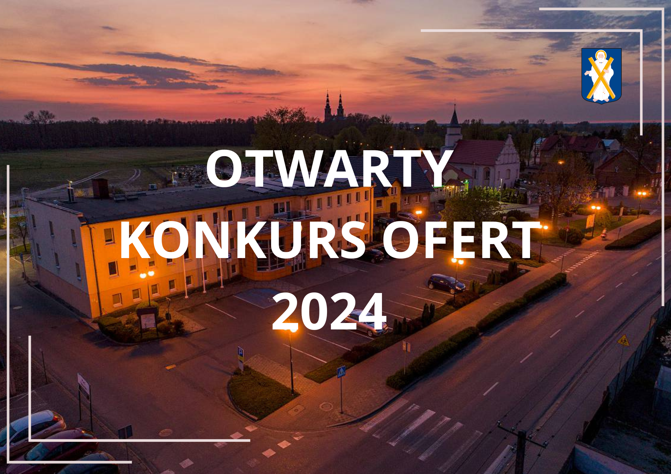 Na obrazku widnieje napis "OTWARTY KONKURS OFERT 2024" W tle zdjęcie Urzędu Gminy Przemęt w oddali o zachodzie słońca.