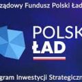 Grafika przedstawia niebieskie tło, na którym widnieje napis: "Rządowy Fundusz Polski Ład". Pod nim została ukazana mapa Polski w niebieskich barwach. Koło mapy znajduje się napis "POLSKI ŁAD" , pod którym umieszczono biało-czerwoną linię. Na dole grafiki jest napis "Program Inwestycji Strategicznych".