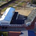 Zdjęcie parkingu szkoły wykonane z lotu ptaka.