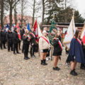 Zdjęcie przedstawia delegacje ze sztandarami, które stoją przed kościołem.