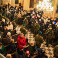 Zdjęcie ukazuje ludzi zebranych na uroczystości w kościele.