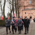 Zdjęcie przedstawia delegacje zmierzające na rynek, gdzie ma się odbyć druga część uroczystości.